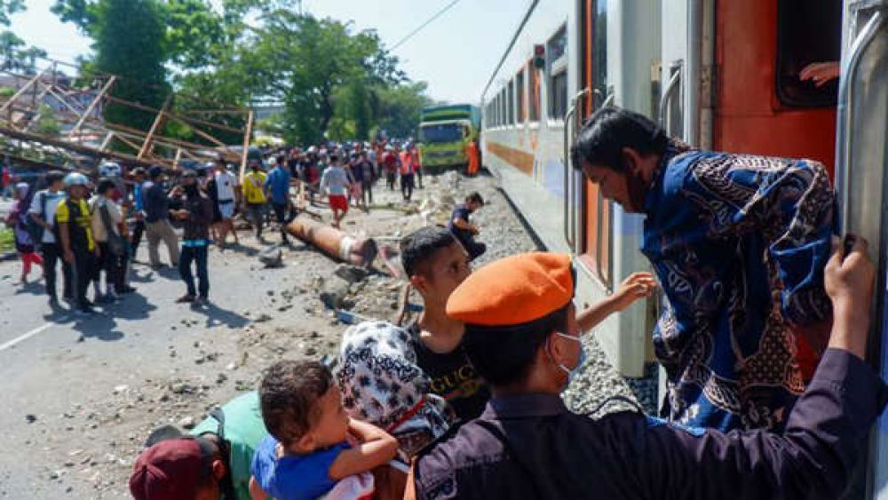 Innalilahi, 4 Orang Tewas Dalam Kecelakaan Maut Di Perlintasan Kereta Cirebon