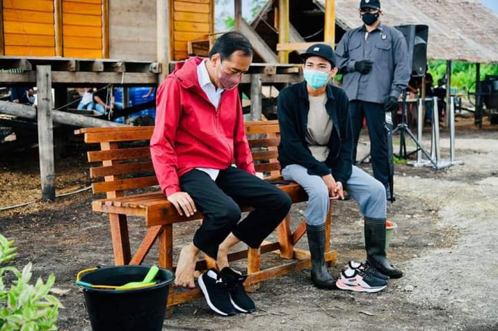 Saat Jokowi Bertemu Pemuda Bengkalis Pegiat Mangrove, Apa Saja Yang Diperbincangkan?