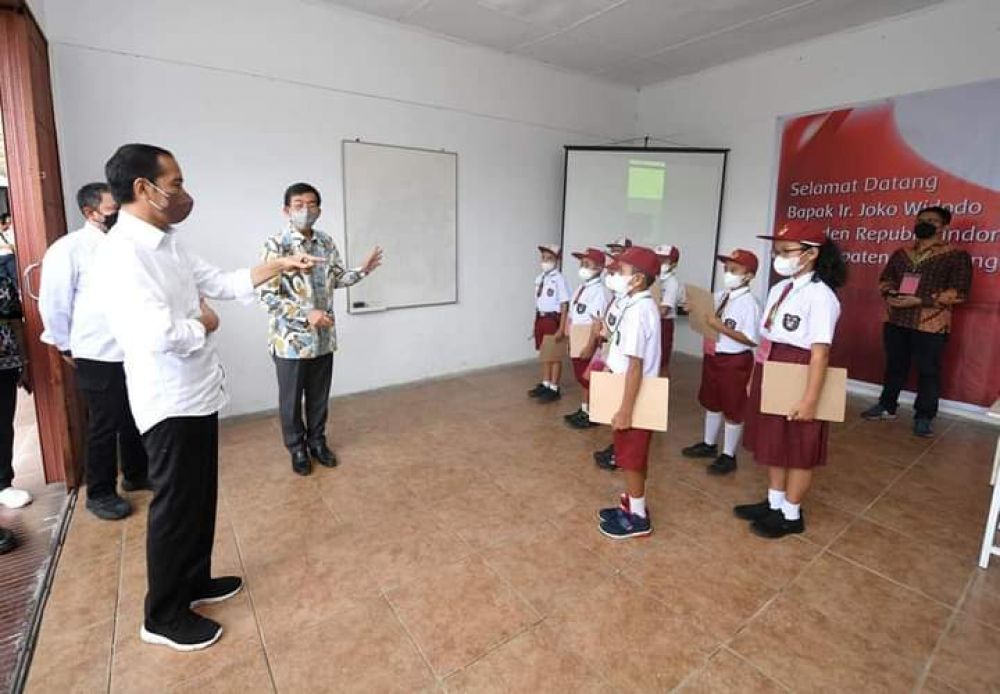 Momen Jokowi Bertemu Anak-Anak Pandai Matematika Di Humbang Hasundutan