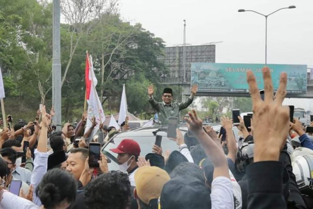 Pulang Kampung Ke Pulau Madura, Mahfud MD Disambut Meriah Warga Di Suramadu