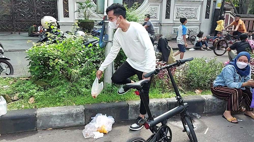 Sempat Di Marahi Emak-Emak Karena Dikira Petugas Kebersihan Saat CFD, Gibran : Tidak Apa-Apa, Tidak Usah Dibahas!!!
