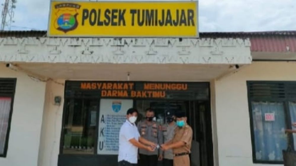 Diberi Senpi Rakitan Warga, Kepala Tiyuh Gunungkatun Tanjungan Serahkan Ke Polsek Tumijajar