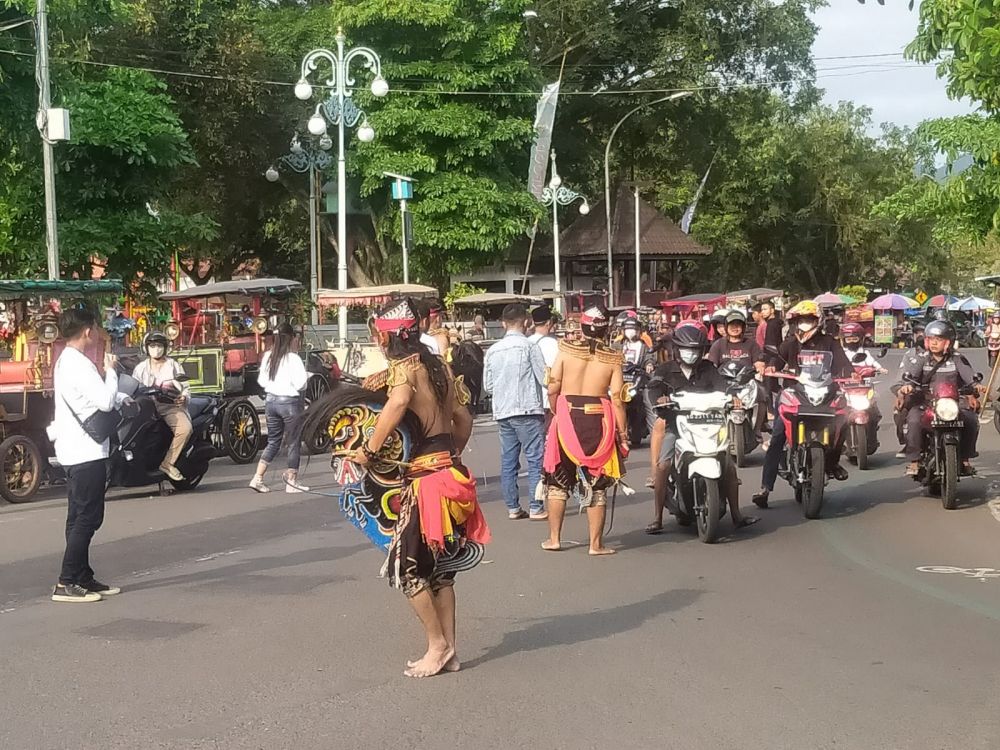 Tampilkan Jaranan, Aksi Relawan Suket Teki Trenggalek Dukung Penyesuaian Harga BBM