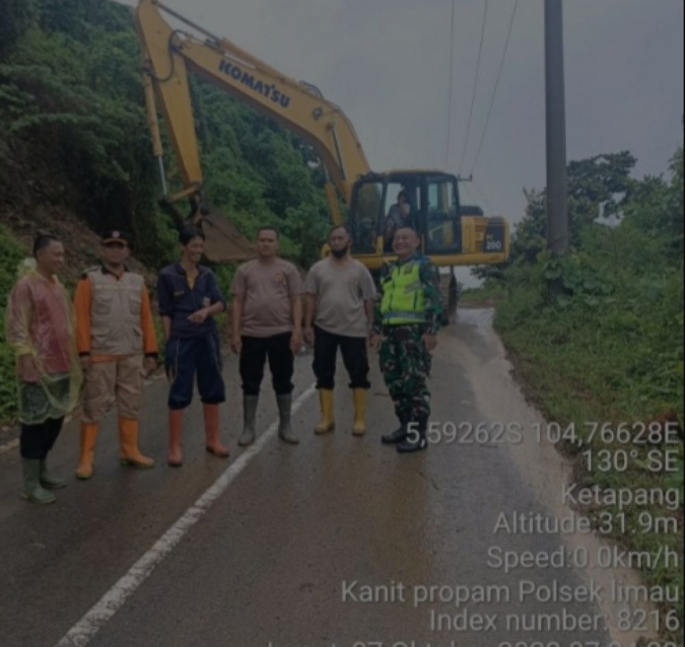 Longsor Di Jalan Raya Lintas Dusun Cukuh Pandan, Anggota Polsek Bersama BPBD Tanggamus Serta TNI Gerak Cepat Lakukan EVakuasi