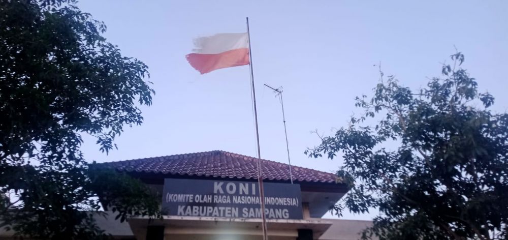 Keterlaluan!! Kantor KONI Sampang Tak Fokus Pasang Bendera Merah Putih, LSM Minta APH Periksa Pimpinan Organisasi