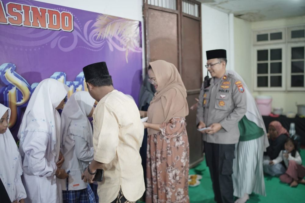 Bersama Polsek Wiyung Surabaya, PT Radar Inspirasi Creasindo Berbagi di Bulan Ramadan