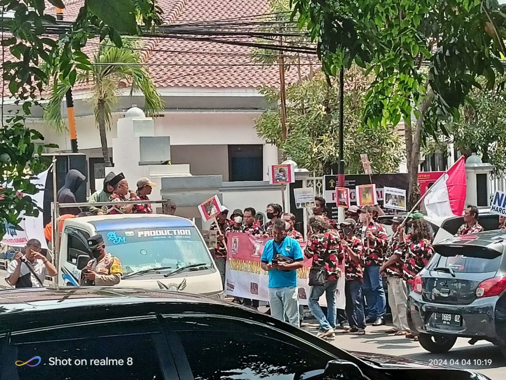 Peduli Korban Pelanggaran HAM Di Papua, Ormas LMP Gelar Aksi Damai Didepan Kantor Menkumham Jatim