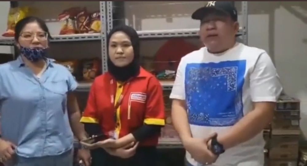 Viral Vidio Karyawati Alfamart Meminta Maaf Kepada Perempuan Yang Diduga Maling Cokelat, Netizen : Siapa Yang Salah, Kok Mbaknya Yang Minta Maaf?