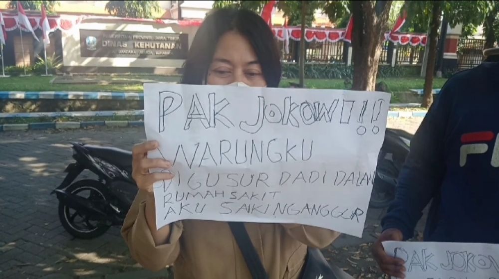Pak Jokowi..Wes Setahun Warungku Digusur Digae Pintu Masuk Utama RSU Sidoarjo Sisi Barat Krian, Padahal Aku Duwe Surat Petok D Tapi Dianggap Liar