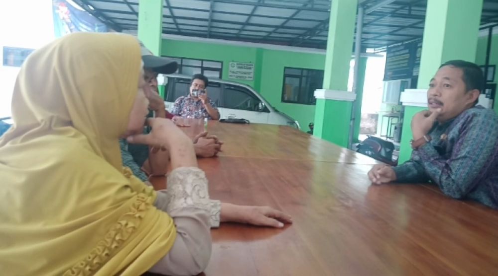 Lurah Tambak Kemerakan Krian Tonjolkan Sebagai Pelayan Publik Tapi Diduga Tak Paham Undang-Undang Pelayanan Publik Dan Keterbukaan Informasi Publik