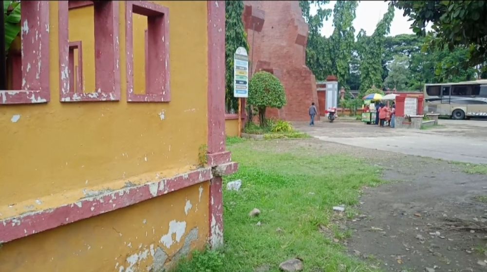 Pengerjaan Renovasi Gapura Museum Tampak Rampung, Tapi Dinding Disekitaran Tampak Keropos Dan Cat Mengelupas, Disbudpar Jatim Bungkam?
