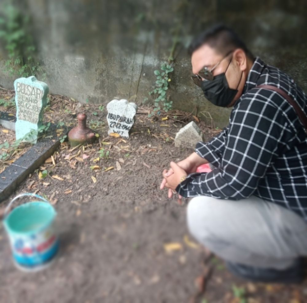 Jum'at Berkah Di Bulan Rajab, Berbagai Rezeki Kepada Pembersih Makam