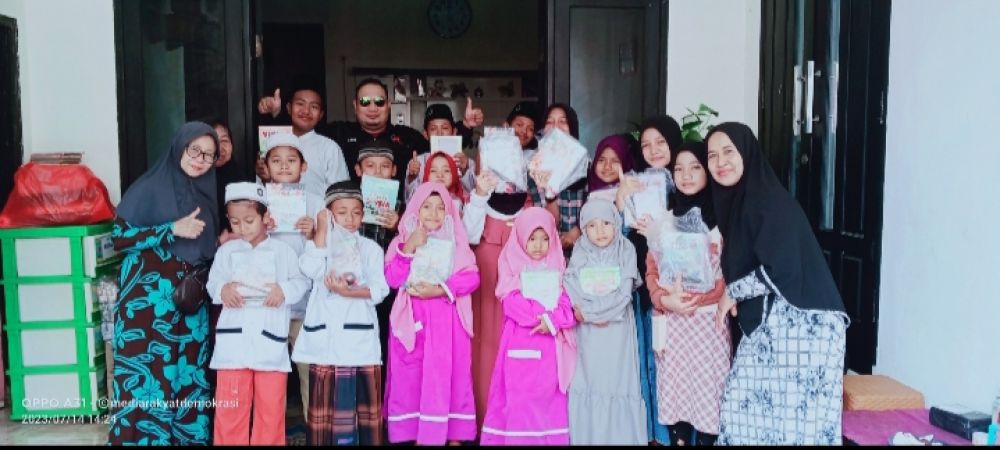 Jum'at Legi Berkah, Santuni Dan Berbagi Alat Tulis Sekolah Kepada Anak Yatim/Piatu