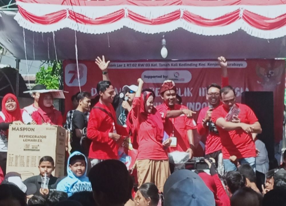 Keseruan Acara Jalan Sehat Berhadiah Di Kalilomlor 1 RT 02 Surabaya, Penerima Hadiah Utama Sempat Gemetar Hingga Senyum Sumringah