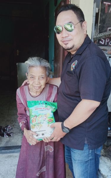 Jum'at Berkah Berbagi Beras Kepada Kelompok Lansia Surabaya