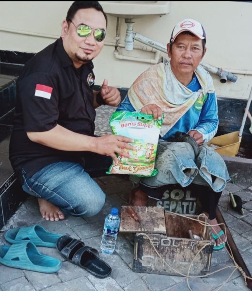 Giat Sosial MRD Grup Berbagi Beras Kepada Kaum Marjinal: Sasar Tukang Pijat Hingga Tukang Sol Sepatu Keliling