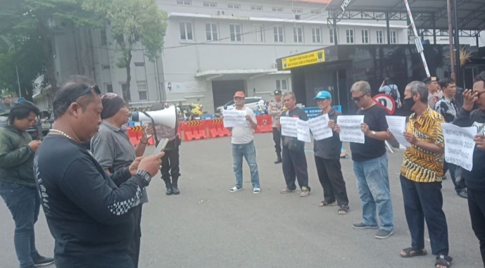 Aksi Protes Aliansi Warga Peduli Hukum Atas Kedatangan Ahmad Sahroni Temui Tersangka Bullying Ivan Sugianto Saat Di Polrestabes Surabaya