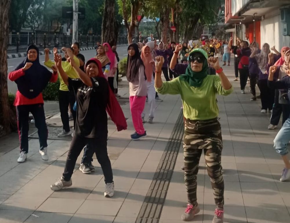 Momentum Hari Ibu 2024, GARAD Gelar Acara Senam Aerobik Dan Pemeriksaan Kesehatan Gratis Di Warga RW 12 Kelurahan Embong Kaliasin Surabaya