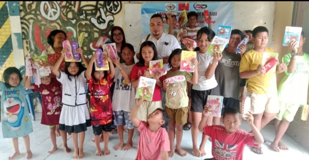 Wujud Peduli Pendidikan Generasi Bangsa, MRD Grup Berbagi Paket Alat Tulis Sekolah
