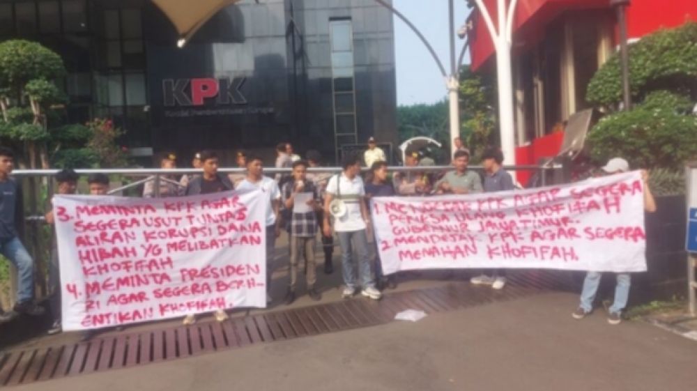 Usai Dimintai Keterangan, Aliansi Mahasiswa Desak KPK Tetapkan Tersangka Khofifah Dalam Kaitan Kasus Dana Hibah