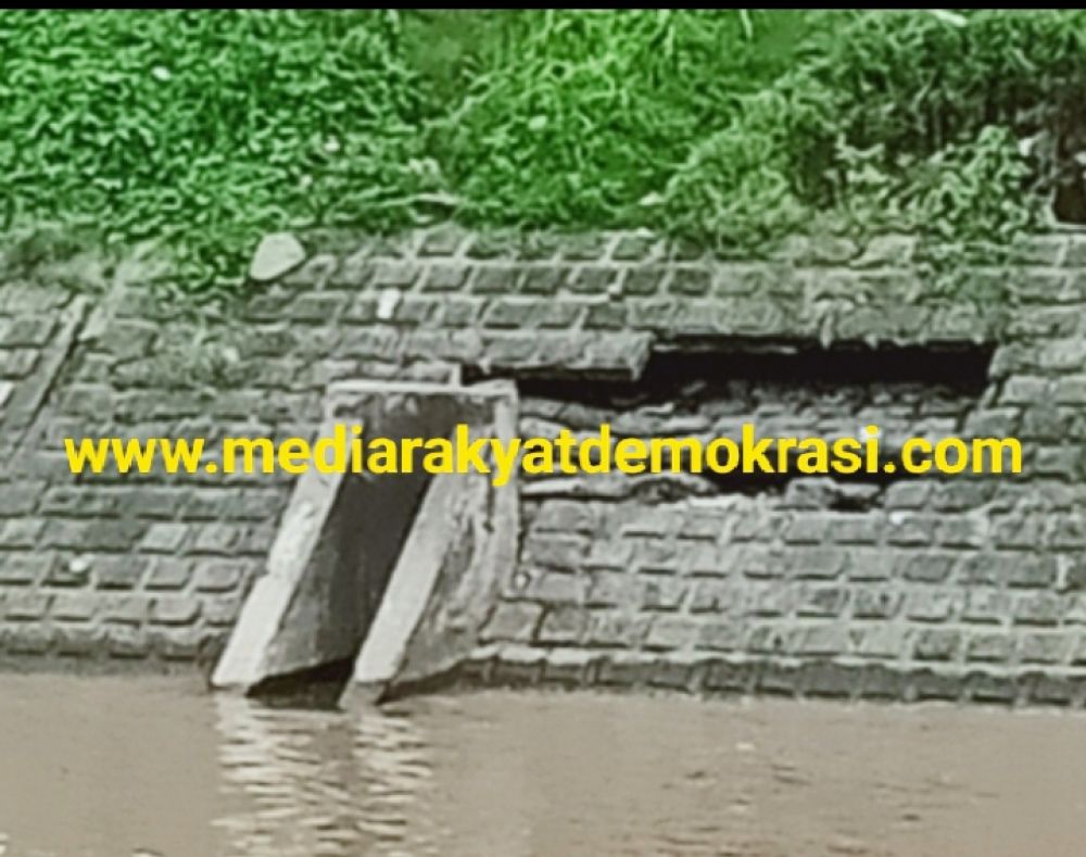 Pekerjaan pembenahan Lindung Tebing Pintu Air Jagir Surabaya, belum genap setahun sudah rusak