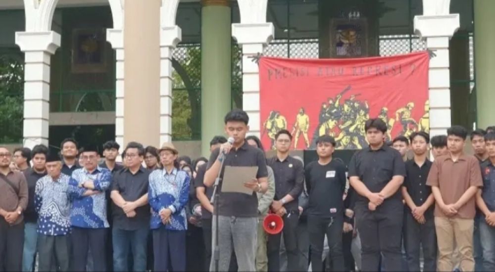 Foto : Aksi solidaritas UII bertajuk 'Rapatkan Barisan: Bebaskan Paul, Bebaskan Semua Korban Tangkap Paksa dan Kriminalisasi' di Selasar Gedung Auditorium Prof. Dr. K.H. Abdul Kahar Mudzakkir, Kampus Terpadu UII, Sleman, Senin (6/10/2025) sore.