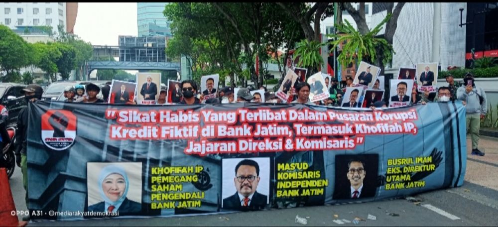 Puluhan Massa Aksi Desak Pengadilan Negeri Jakarta Untuk Periksa Gubernur Jatim Dan Jajaran Atas Kasus Kredit Fiktif Bank Jatim Cabang Jakarta