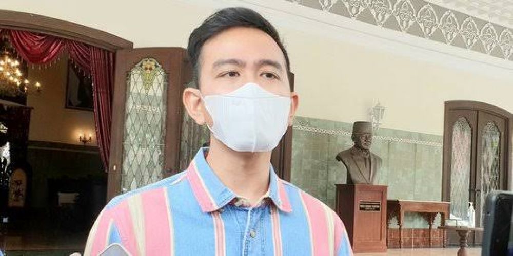 Gibran Tanggapi Isu Ijazah Palsu Jokowi : Saiki Daftar Wali Kota, Gubernur Mosok Nggae Godong Gedang