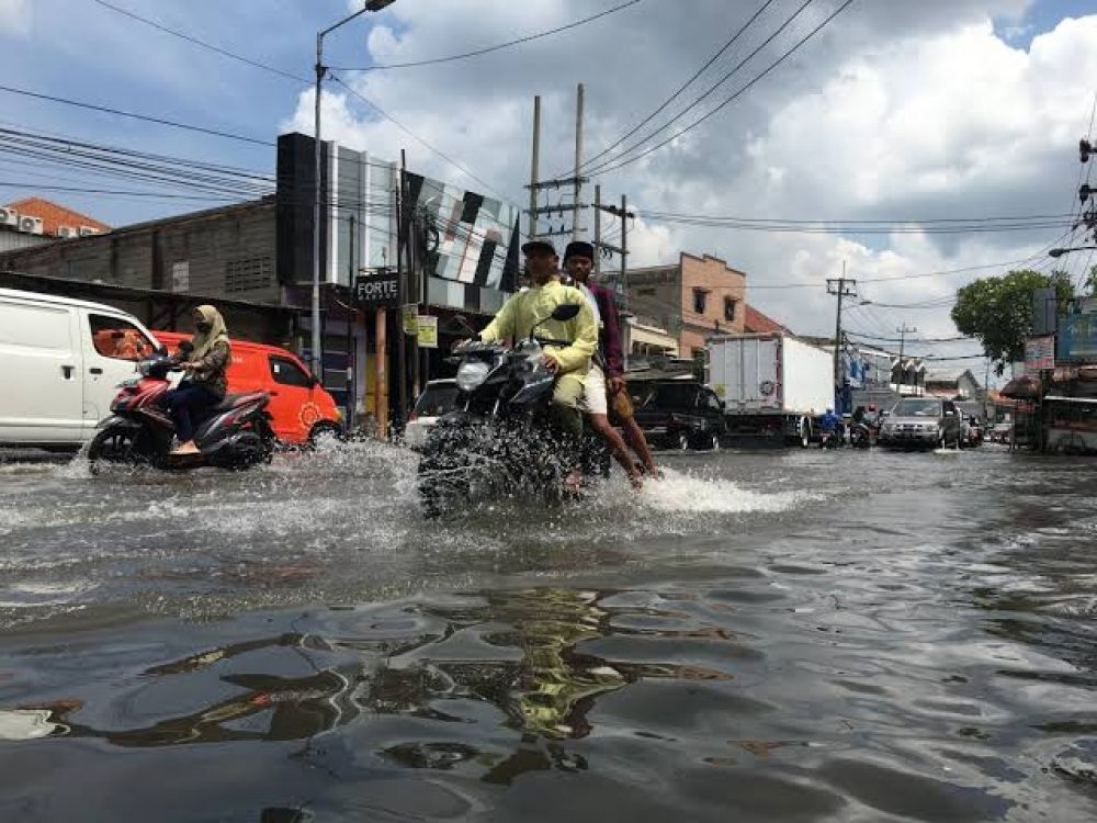 Dampak Banjir Waru Sidoarjo! Pembersihan Eceng Gondok Dipercepat, Warga Malah Heran Ada Bangunan Diatas Kali Tidak Ditindak : Ada Apa?