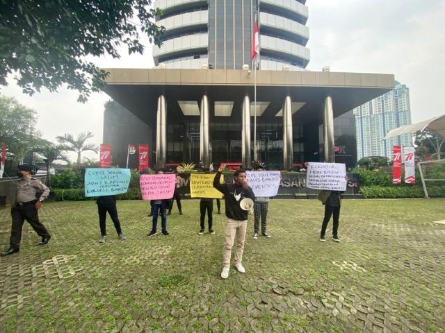Puluhan Mahasiswa Gelar Aksi Di Depan KPK, Tuntut Tersangkakan Adhy Karyono Sekdaprov Jatim