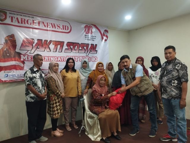 Peringati HUT Kemerdekaan RI Ke80 Tahun, Media Targetnews.id Bagikan Sembako Kepada Janda Veteran
