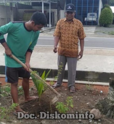 Dr Hj Winarti SE MH, Melaksanakan Penghijauan Di Sepanjang Jalan Ronggolawe Banjar Agung Tulang Bawang