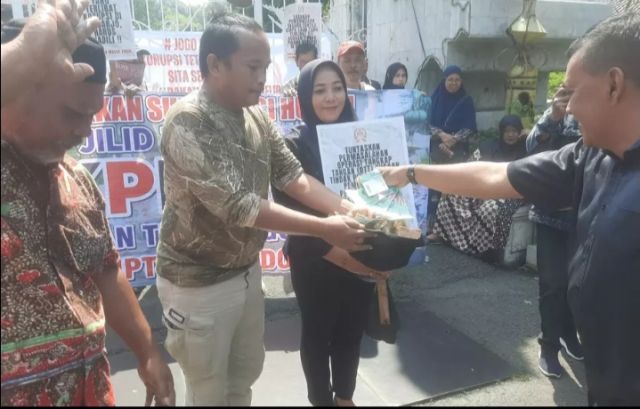 Ratusan Masyarakat Sidoarjo Galang Dana Untuk Antarkan Ahmad Mudhlor Ali Bupati Sidoarjo Ke Jakarta