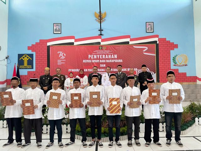 Peringatan HUT RI Ke-79Tahun, Pj Walikota Probolinggo Nurkholis Serahkan Langsung Surat Remisi Kepada 425 Warga Binaan