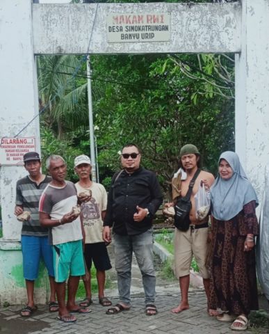 Giat Sosial Rutinan Jum'at Berkah : Berbagi Nasi Bungkus Kepada Pedagang Kembang, Buruh Petshop Hingga Pembersih Makam