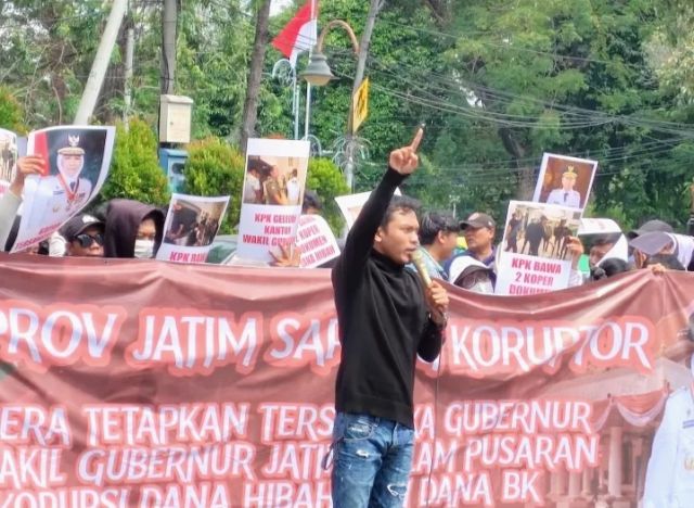 Demo Di Depan Grahadi, Massa Aksi Desak KPK Tetapkan Tersangka Gubernur Khofifah