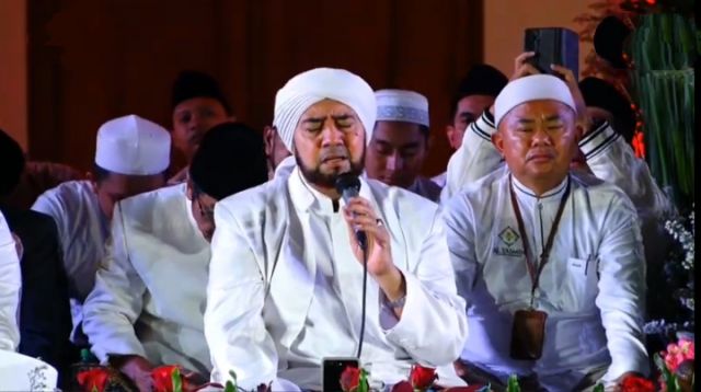 Undang Habib Syech Dan Dihadiri Ribuan Masyarakat, Pemprov Jatim Gelar Dzikir, Sholawat Dan Doa Peringatan HUT Kemerdekaan RI Ke80 Tahun 