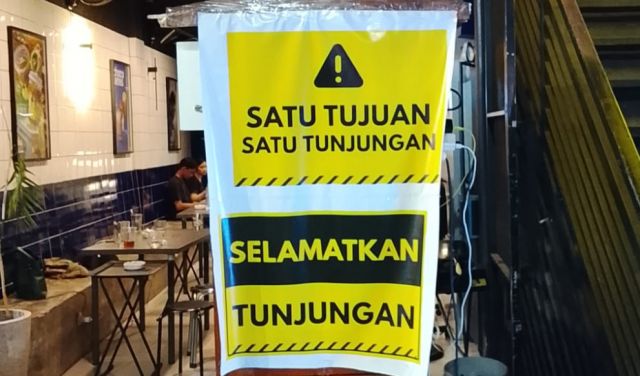 Alasan Poster Selamatkan Tunjungan Bertebaran : Disini Bukan Hanya Usaha Kuliner, Tapi Ada Usaha Lain Yang Terancam Gulung Tikar