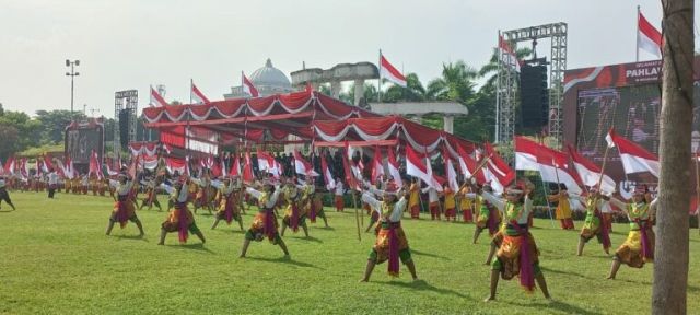 Momentum Hari Pahlawan 2022, Khofifah Gubernur Jatim Berikan Lencana 'Jer Basuki Mawa Bea'