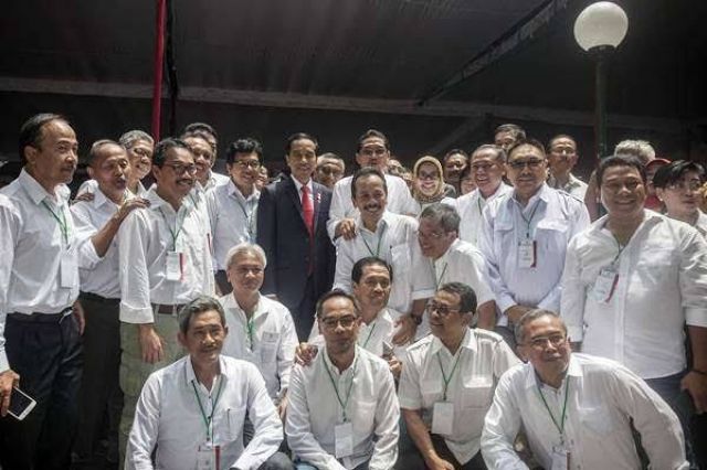 Teman-Teman Jokowi Tantang Yang Ragukan Keaslian Ijazahnya : Sini Berhadapan Dengan Kami